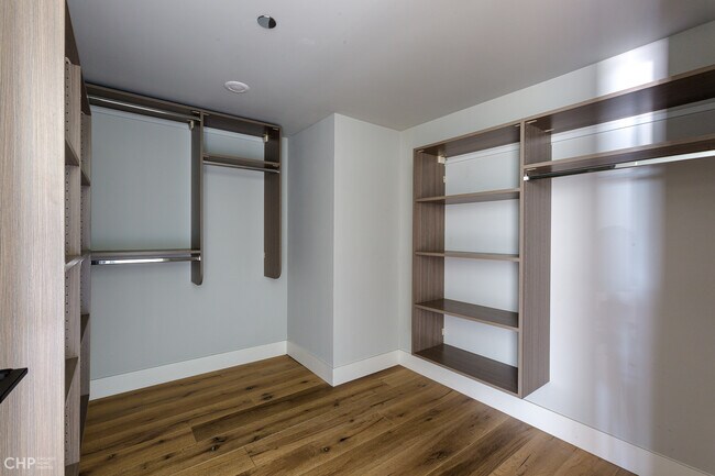 Building Photo - 729 N Sangamon St