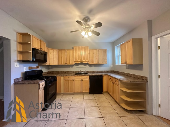 Building Photo - 3 Bedroom Home with Den, Patio/Deck Space,...