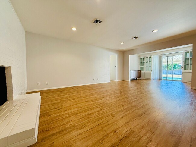 Building Photo - Classic McNeil Estates Ranch-style home-ALL UTILITIES, POOL AND LANDSCAPING INCLUDED WITH RENT!