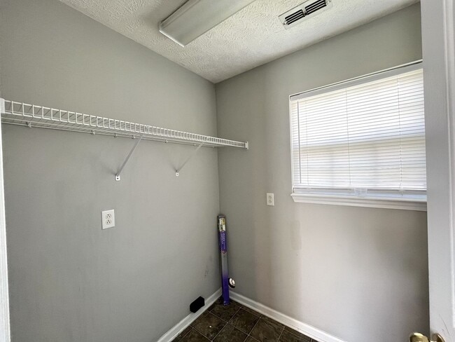 Building Photo - Flexible 4-Bed Home on Corner Lot in Everg...