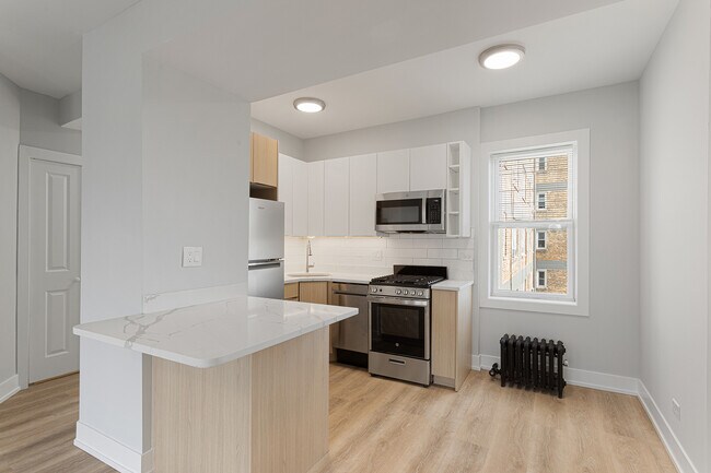 Building Photo - 1608 W Sherwin Ave