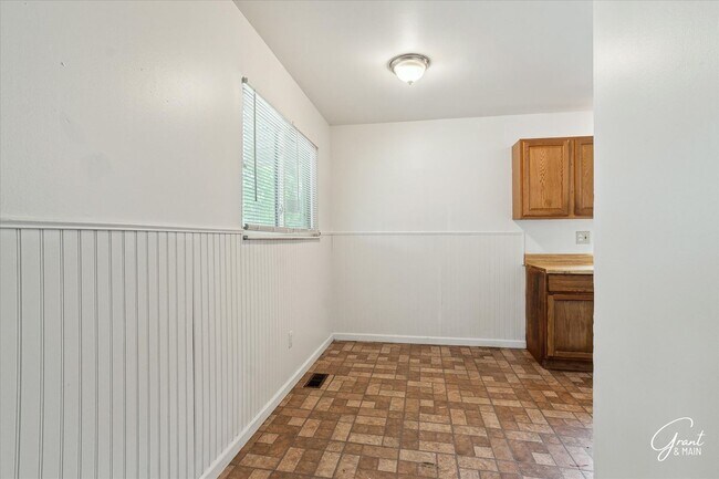 Building Photo - 3 bedroom ranch $1250 - Lease Special