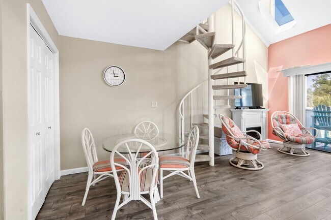 Building Photo - Fully Furnished W/ All Utilities Included! Seasonal Rental available 11/30/25-3/31/26