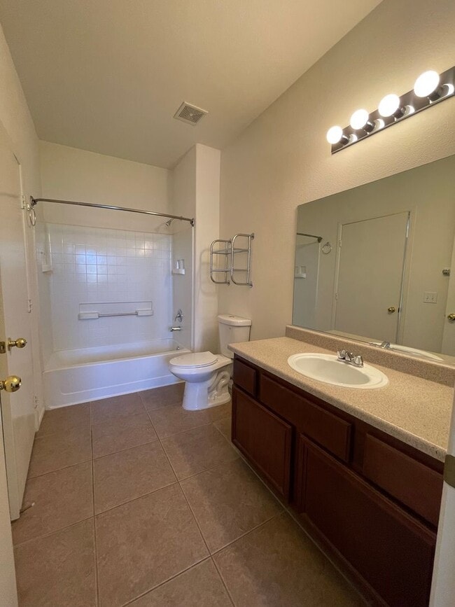 Building Photo - First Floor Condo Unit in Gated Community!