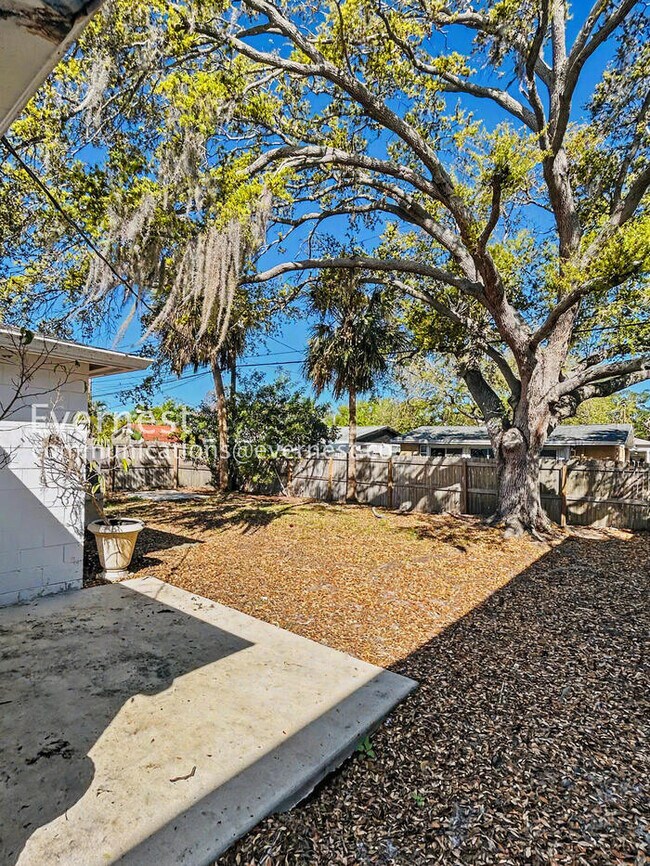 Building Photo - 1885 Shore Acres Blvd NE