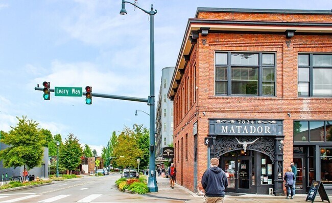 Building Photo - Luxurious, Bright and Meticulously Maintained 2 Bed and 2 Bath Condo