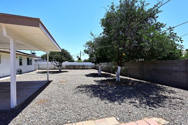 Building Photo - 10537 W La Jolla Dr