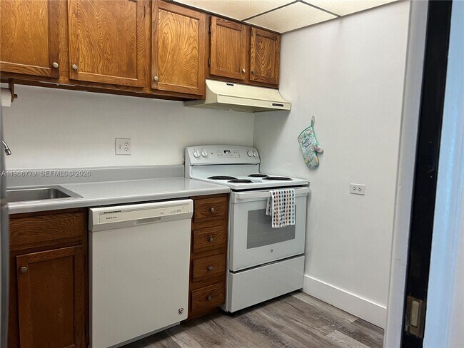 Building Photo - 3690 Inverrary Dr