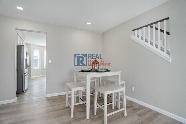 Building Photo - 5934 Instone Cir