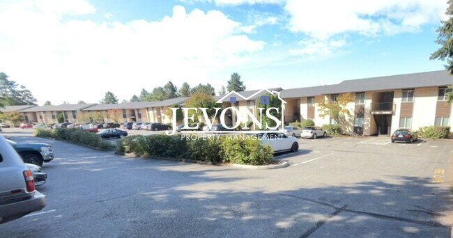 Building Photo - Charming top-floor condo with fully equipp...