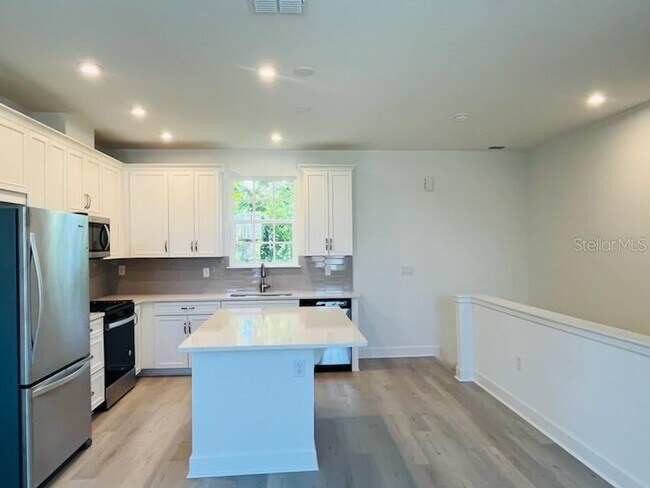 Building Photo - 7545 Estuary Lk Lp