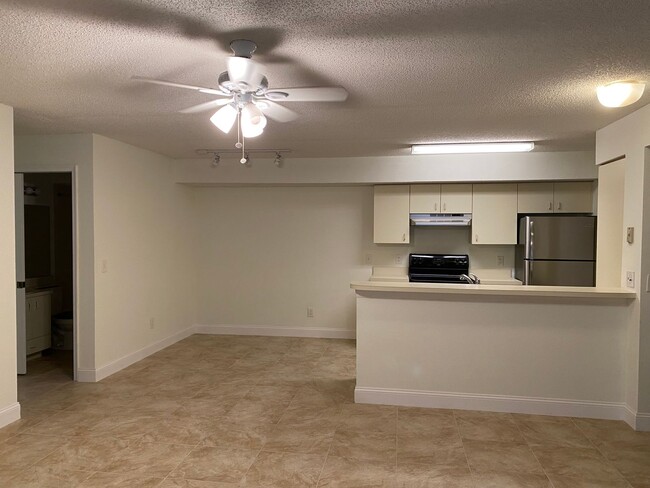 Building Photo - Lush Tropical Condo in North Naples