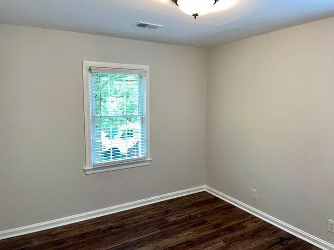 Building Photo - Bright and Modern 3 Beds 2.5 Baths Townhom...