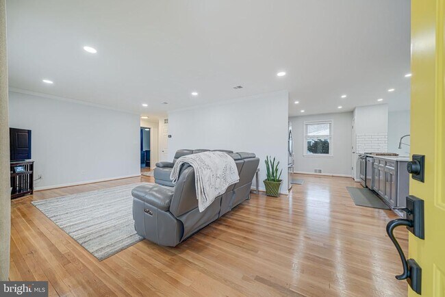 Building Photo - 6812 Beechview Dr