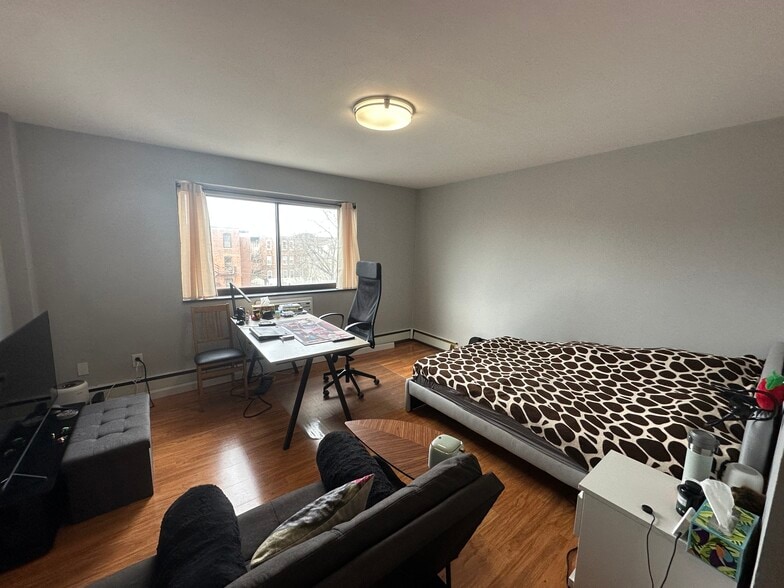 Building Photo - 35 Glencoe St