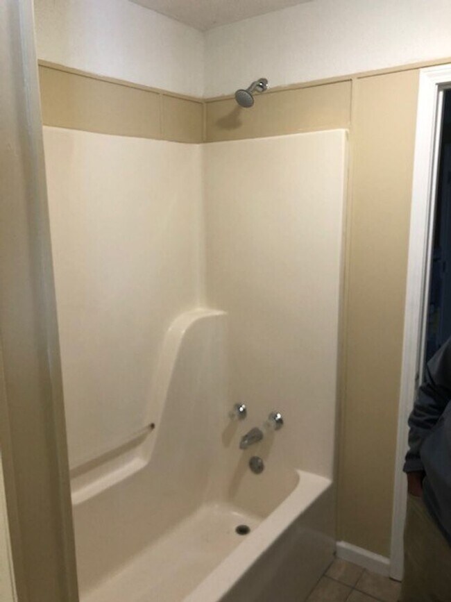 Building Photo - Recently Renovated 2 Bedroom 1 Bath Apartm...