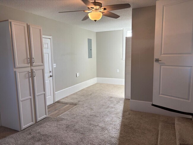 Building Photo - 3 Bedroom 1 1/2 Bathroom Home!