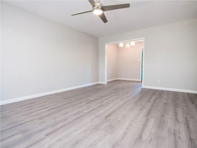 Building Photo - 2524 Glen Springs Way