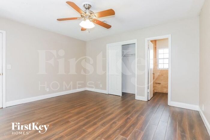 Building Photo - 1005 Greenbriar Dr