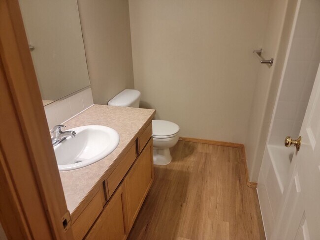 Building Photo - **Half off Full 1st Month's Rent** Great 3-bed Home In Spokane Valley