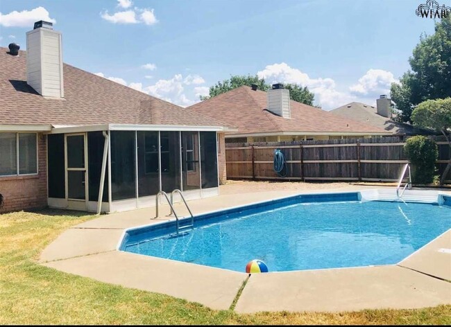 Building Photo - 5004 Bayberry Dr