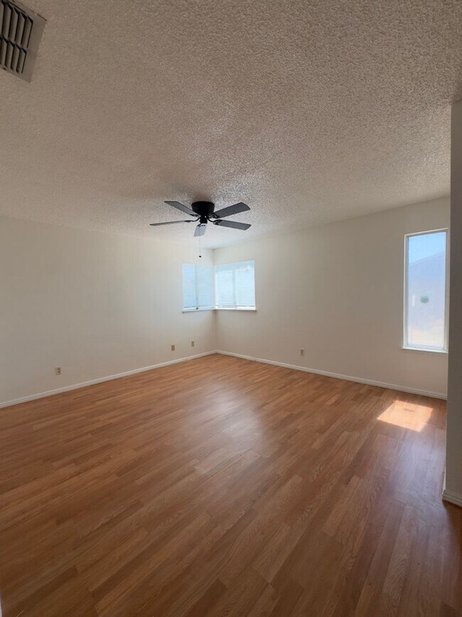 Building Photo - Located in a great neighborhood 4Bdm 2Ba Home With 2Car Garage