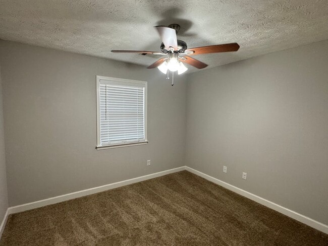 Building Photo - Lovely Brick Home!