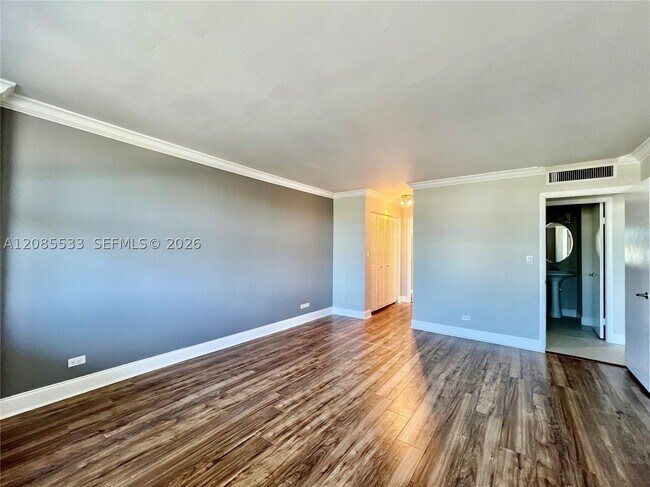Building Photo - 10101 E Bay Harbor Dr