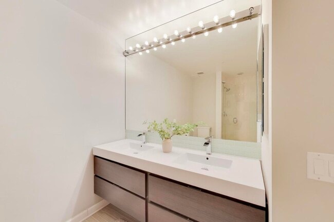 Building Photo - 1629 S Prairie Ave