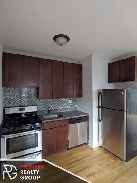 Building Photo - 947 W Cornelia Ave