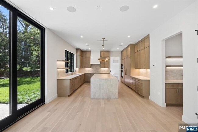 Building Photo - 242 Hardenburgh Ave