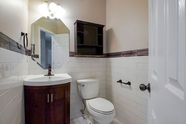 Building Photo - Room to Live, Minutes from Everything 1048 Castlemaine!