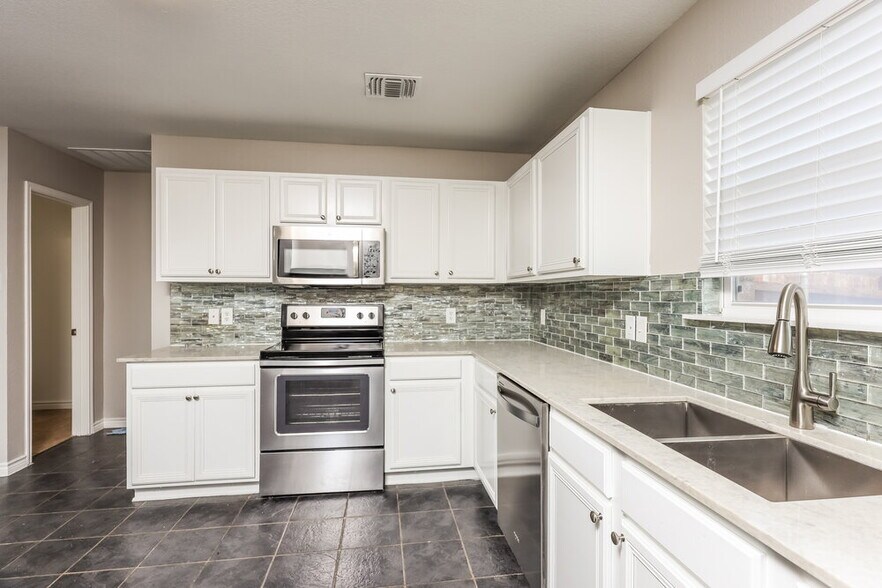 Building Photo - 1330 Flagstone St