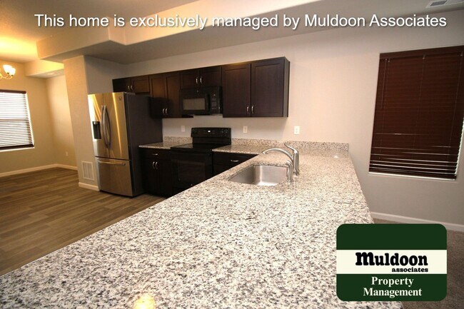 Building Photo - Beautiful end unit townhome