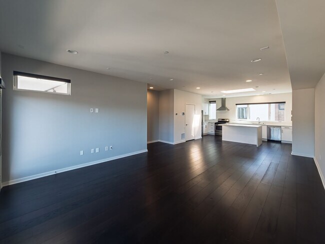 Building Photo - Luxury Townhome Centrally Located in Silver Lake!