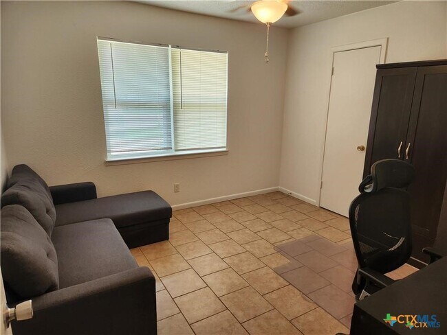 Building Photo - 106 W Avenue G