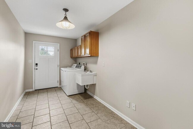 Building Photo - 2713 Wesleyan Dr