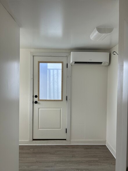 Private Entrance - 1130 E Garfield Ave