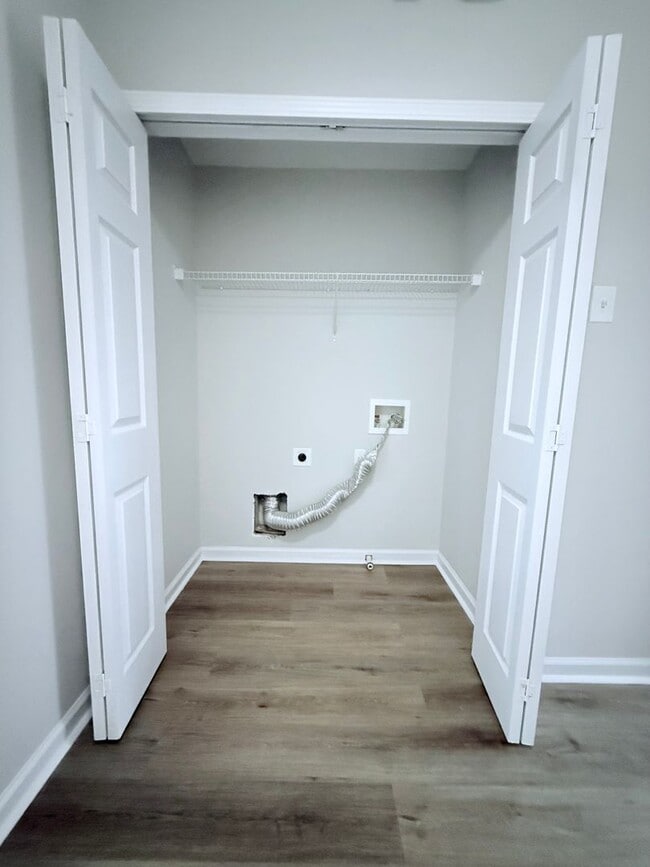 Building Photo - 2 Bedroom Townhome in gated community - Cu...