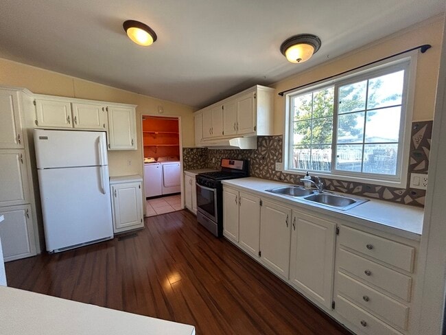 Building Photo - 554 Sanford Ave