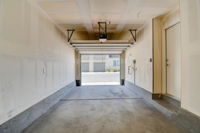 Building Photo - Great Townhouse in a gated community