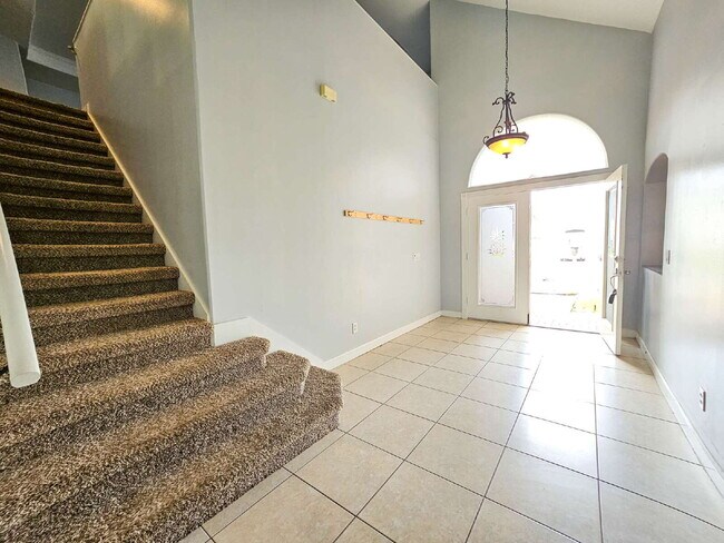 Building Photo - Waterfront Pool Home in Desirable Sunset Lakes