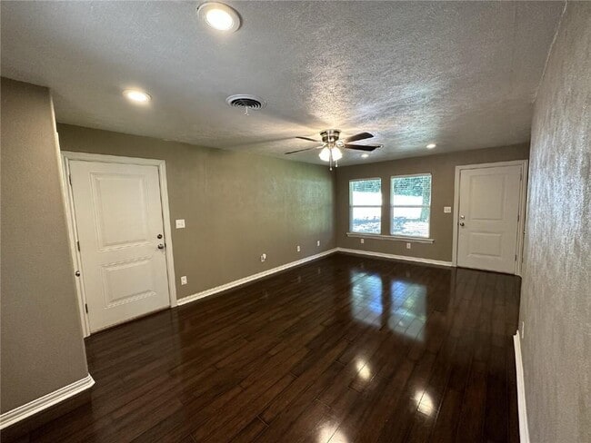 Building Photo - 35 Gore Ln