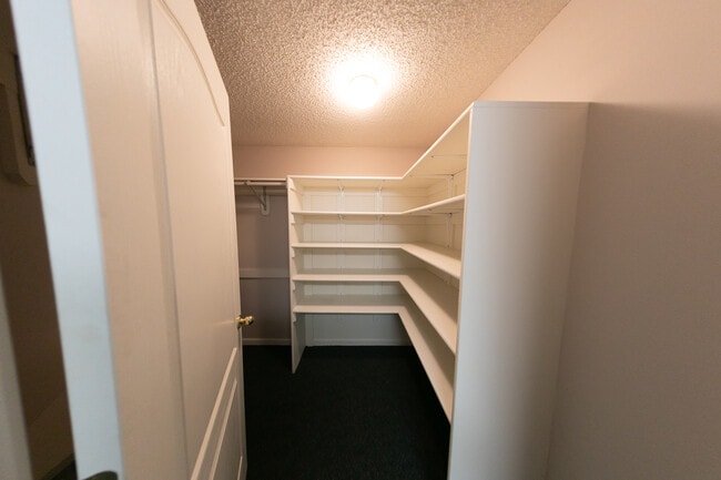 Building Photo - 618 Chaucer Ln
