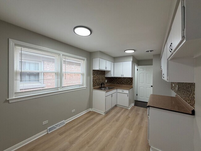 Building Photo - 9756 S Lowe Ave