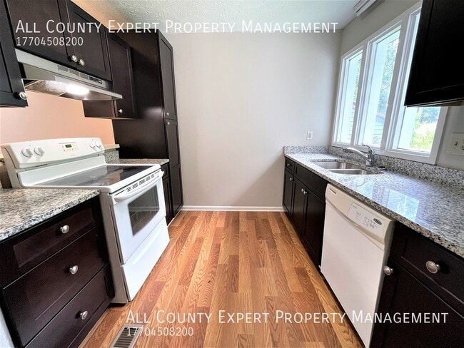 Building Photo - Near Lake Lanier - Great 2 bedroom duplex