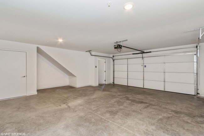 Building Photo - Big Ben Townhomes - 2 Bedroom/1.5 Bathroom