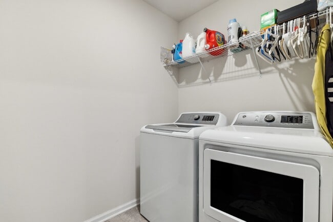 Building Photo - Townhouse in Tega Cay Available NOW! 3 beds 2.5 bath, VERY clean & ready for YOU! $2,375