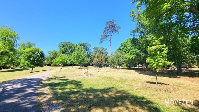 Building Photo - 1221 Westview Ln