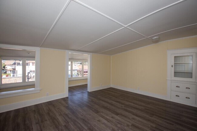 Livingroom Eastside - 1075 1/2 Leighton Ave.